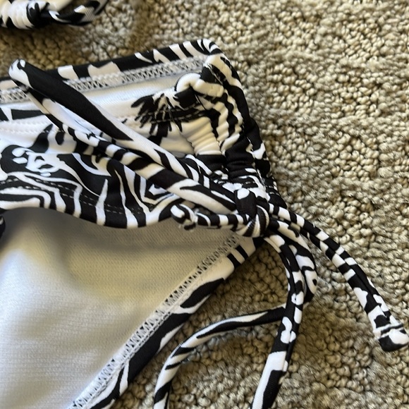 Bikini - Picture 3 of 7